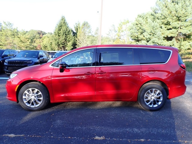 2026 Chrysler Pacifica photo 2