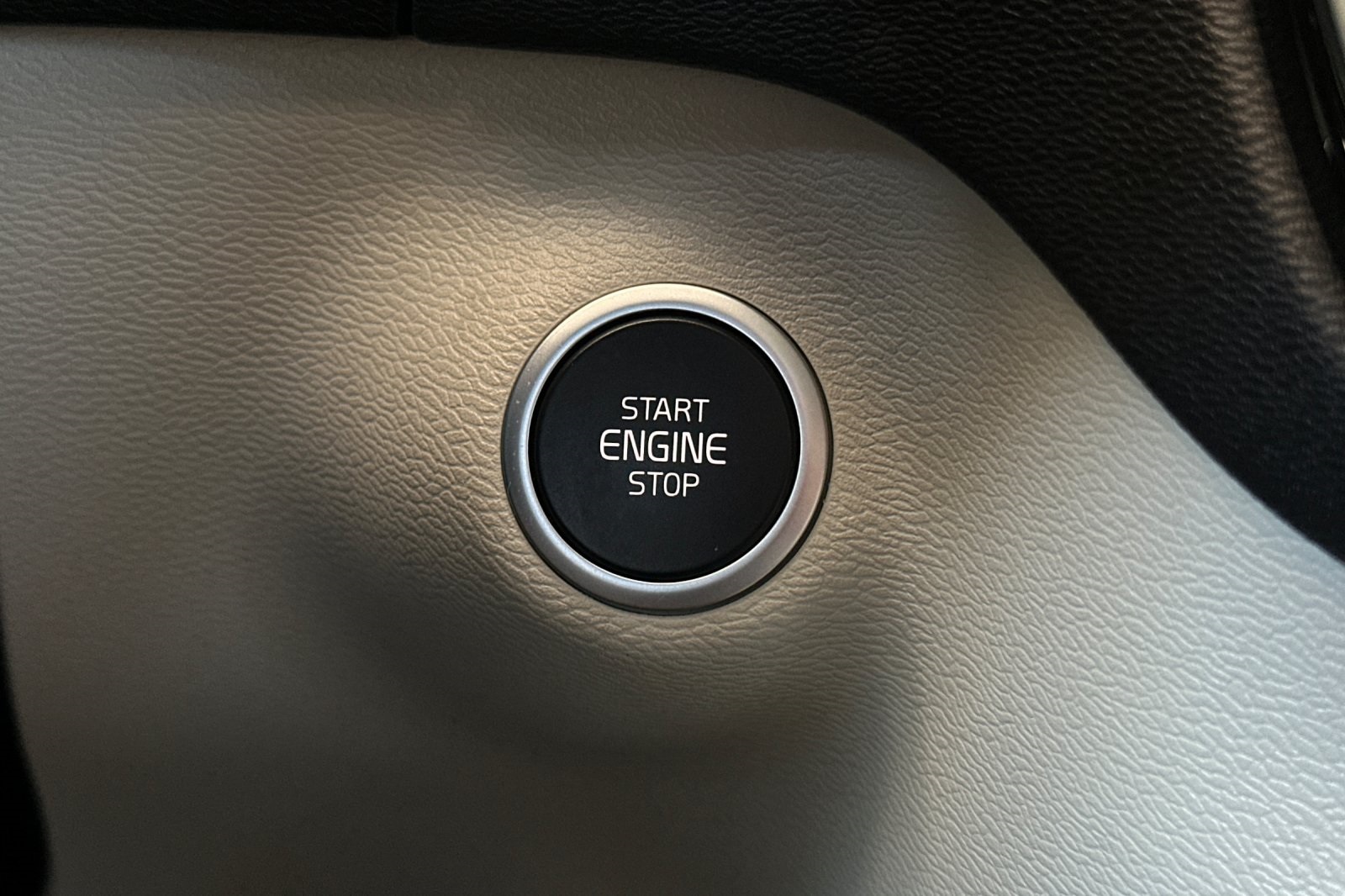 2022 Volvo XC40 Momentum photo 17