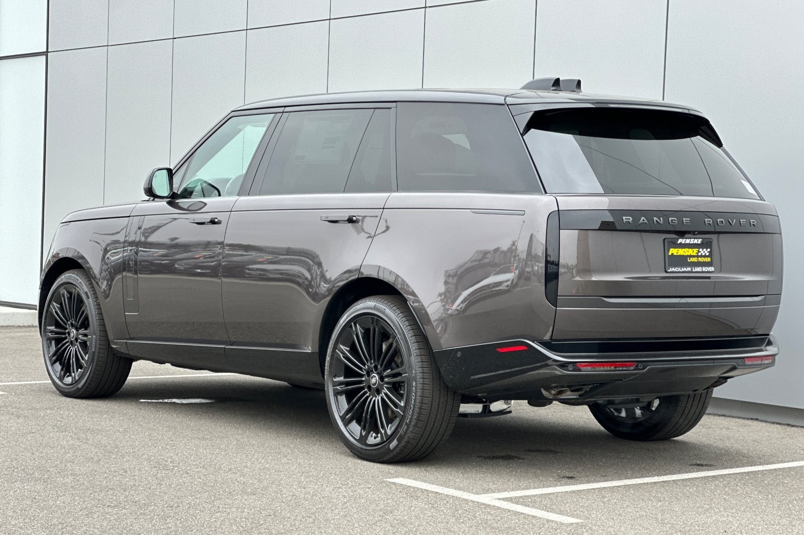2025 Land Rover Range Rover SE photo 3