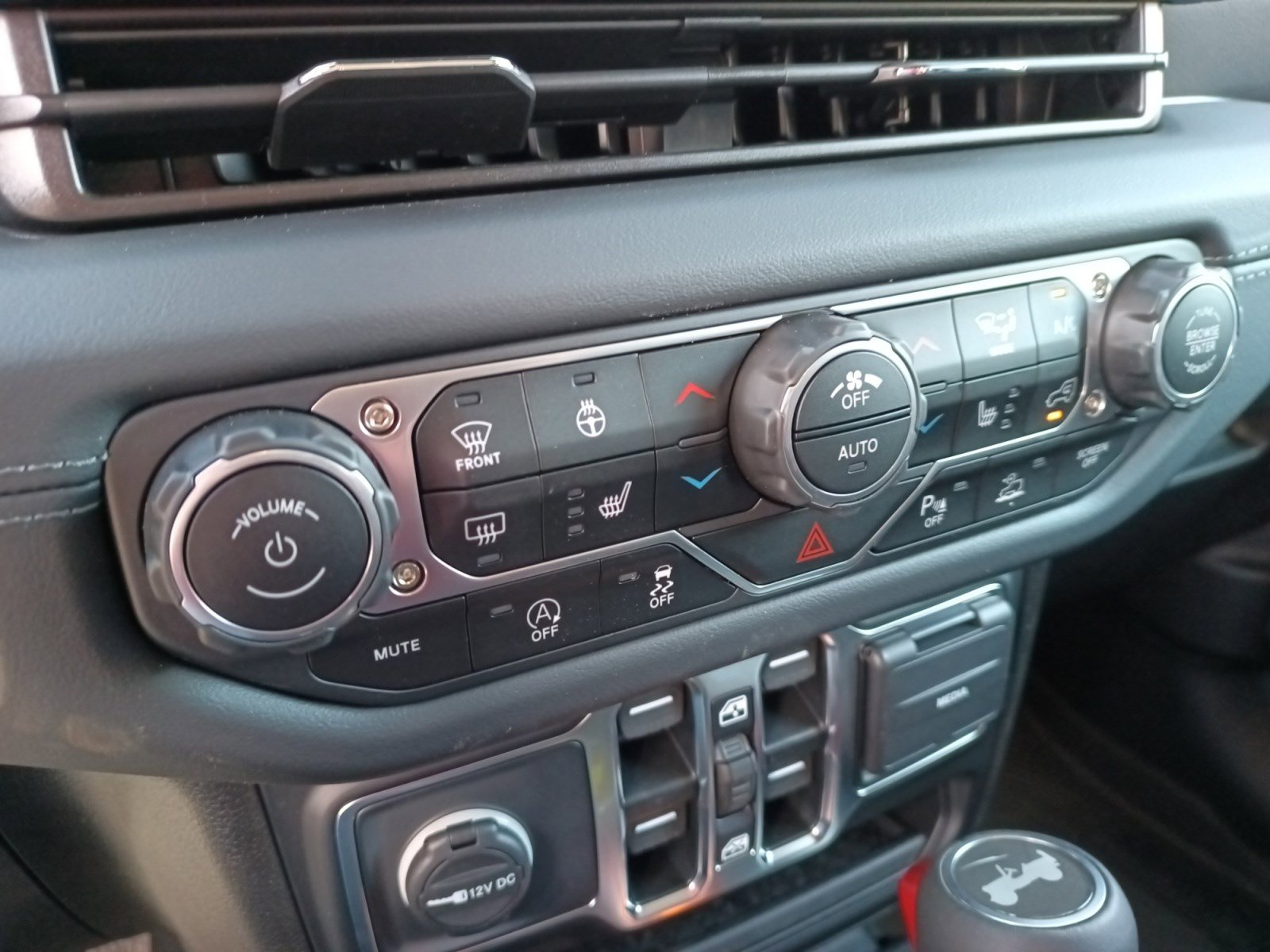 2025 Jeep Wrangler Sahara photo 14