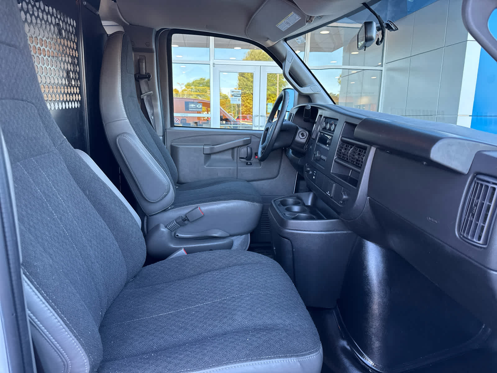 2024 Gmc Savana Cargo 2500 photo 4