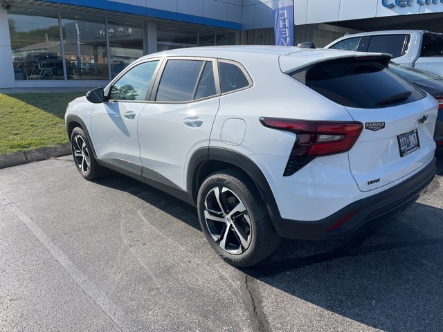 2024 Chevrolet Trax photo 2