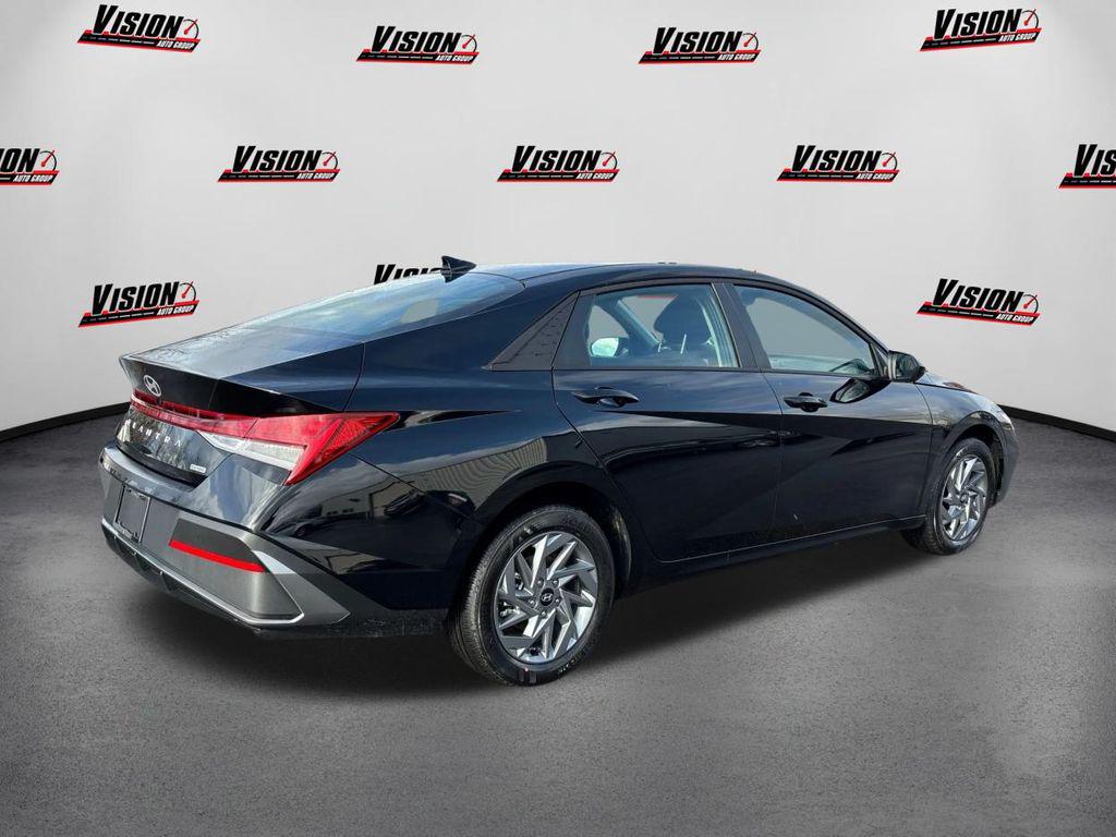 2026 Hyundai Elantra Blue SEL Sport photo 3