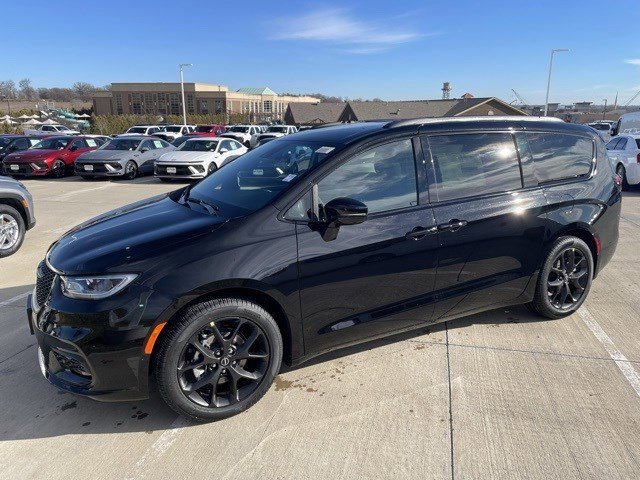 2026 Chrysler Pacifica Select's photo