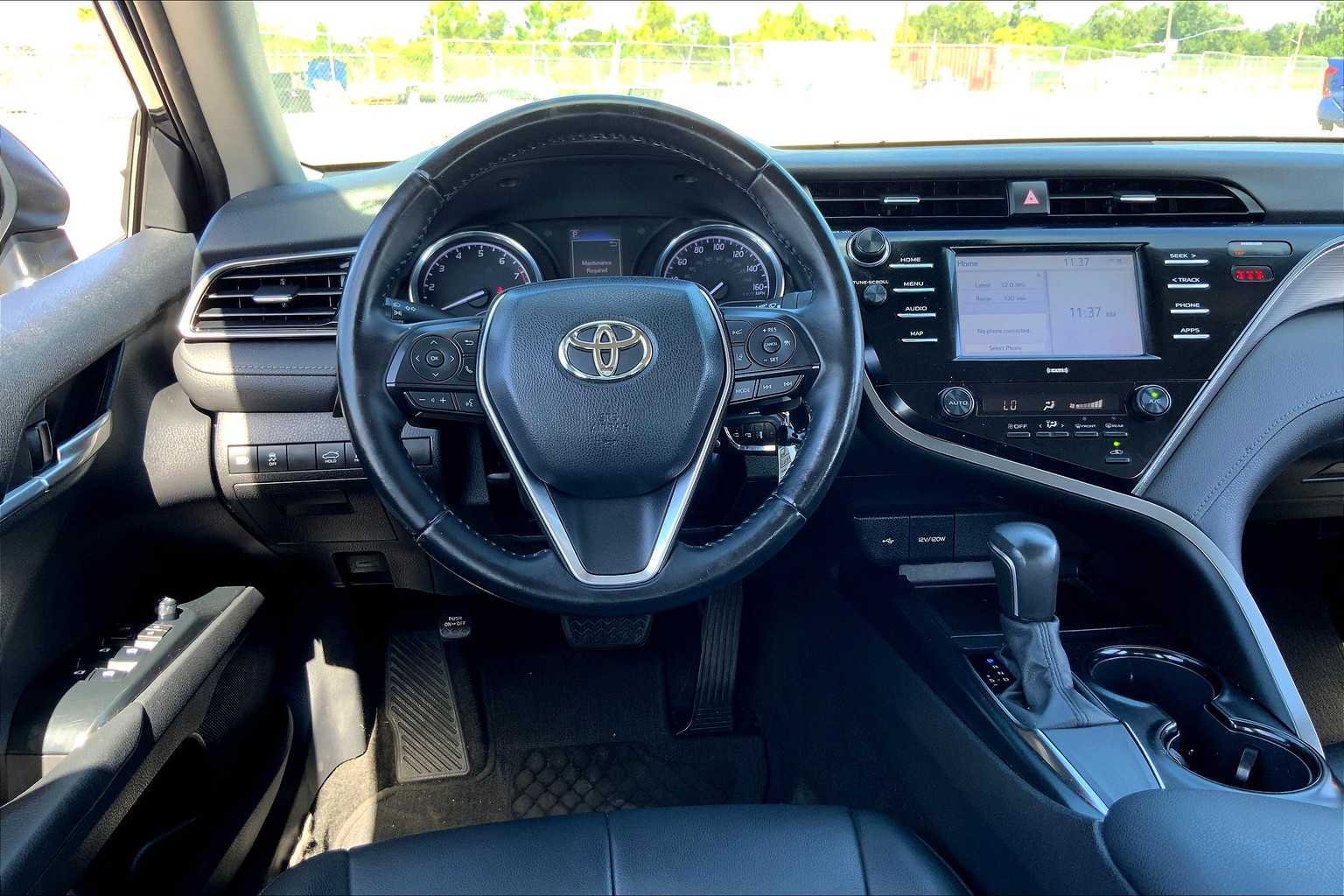 2020 Toyota Camry SE photo 5