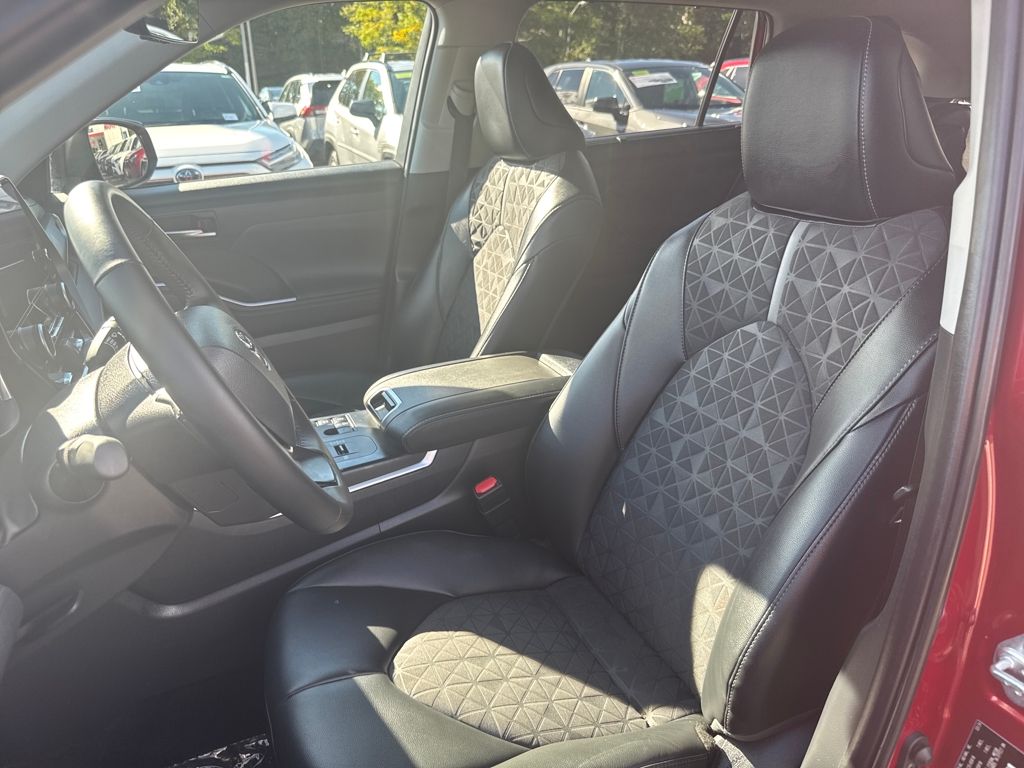 2024 Toyota Highlander Hybrid XLE photo 3