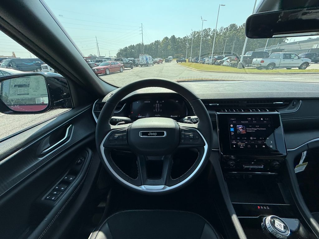 2025 Jeep Grand Cherokee Altitude photo 13