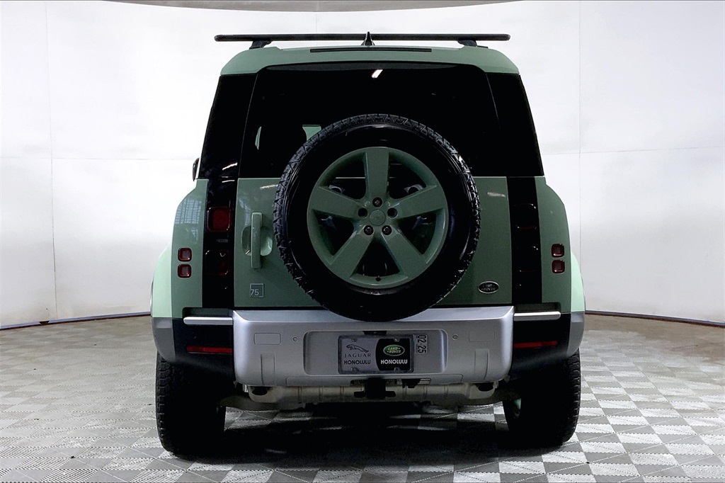2023 Land Rover Defender 110 photo 3