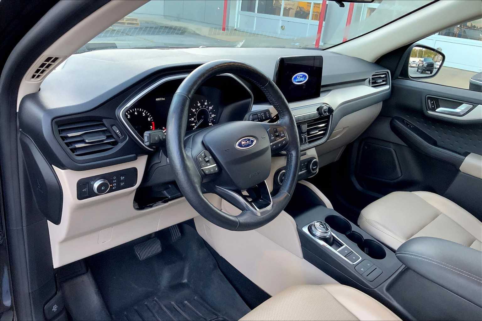 2020 Ford Escape SEL photo 16