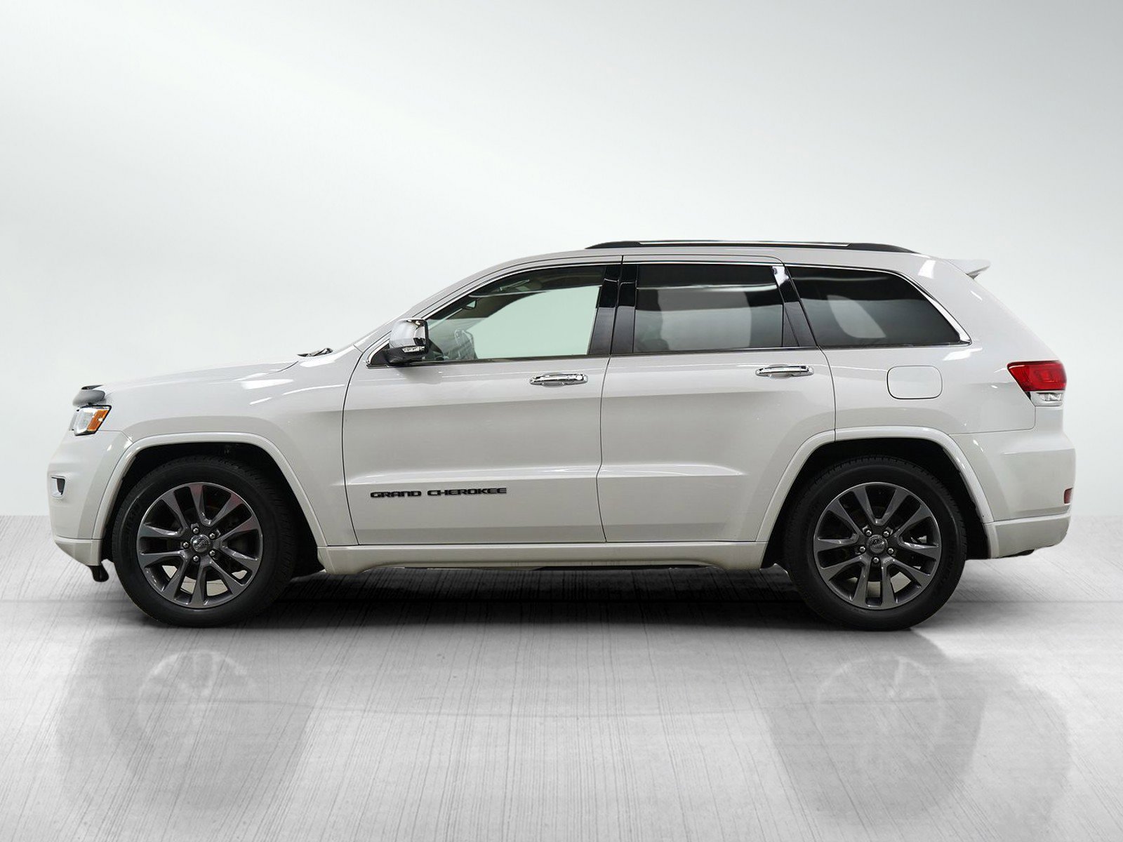 2017 Jeep Grand Cherokee Overland photo 2