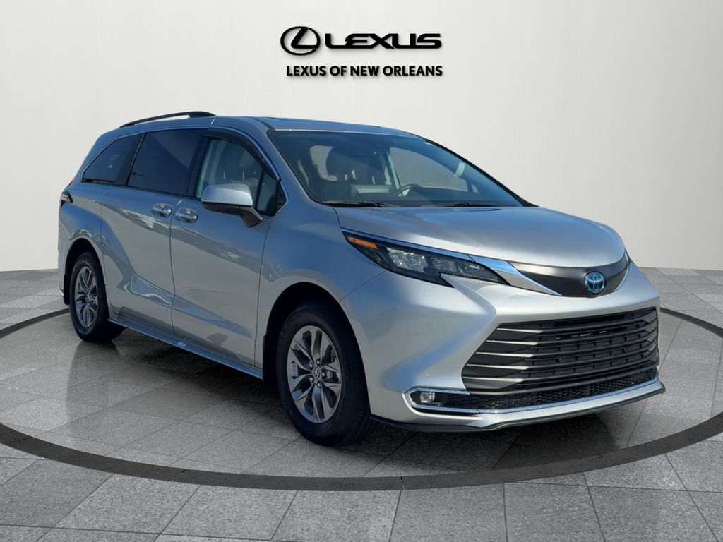 2024 Toyota Sienna XLE's photo