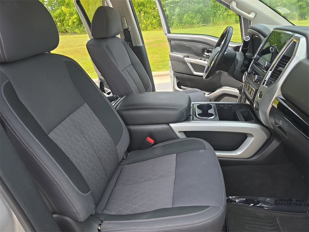 2021 Nissan Titan SV photo 10