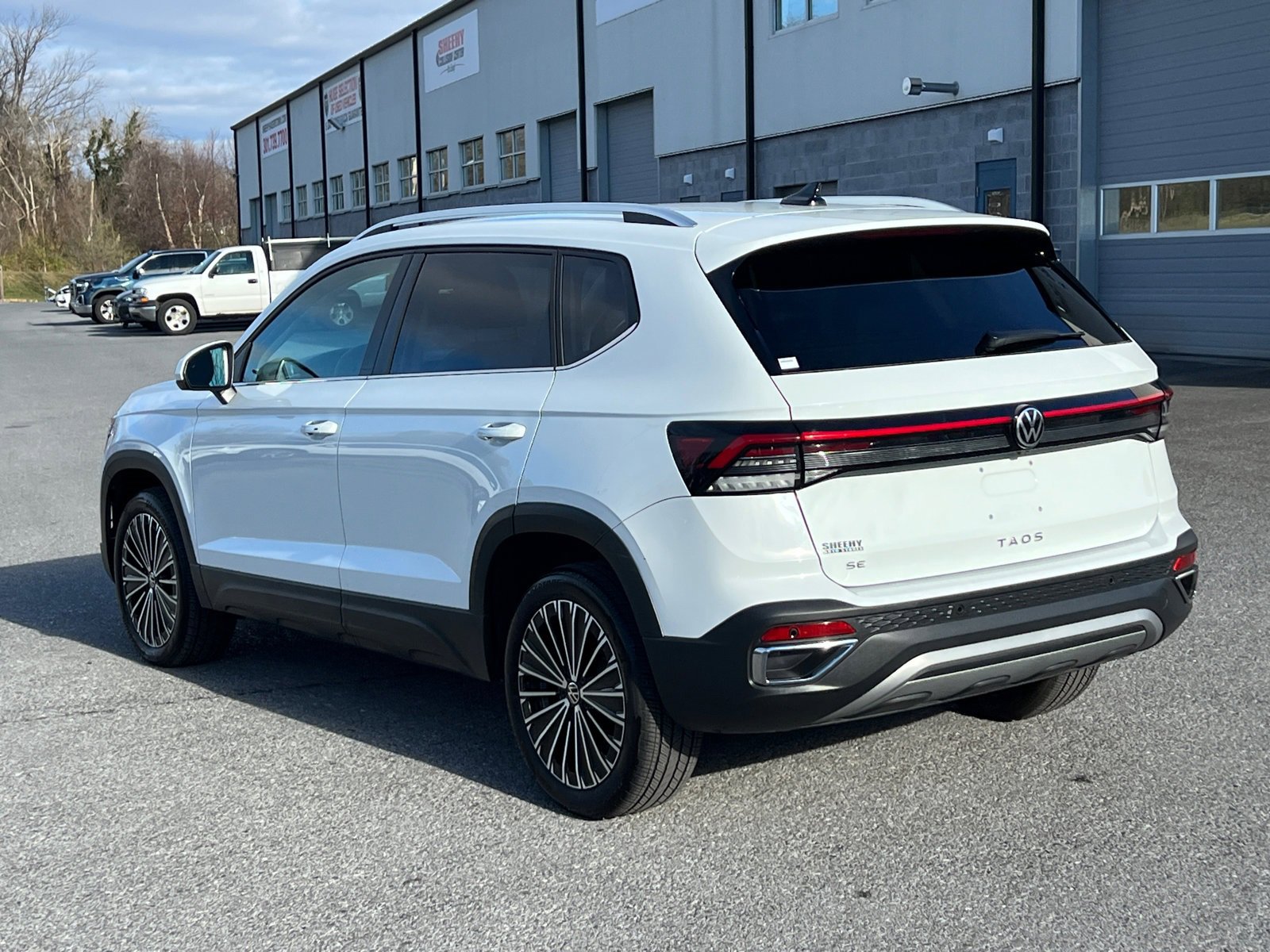 2025 Volkswagen Taos SE photo 4