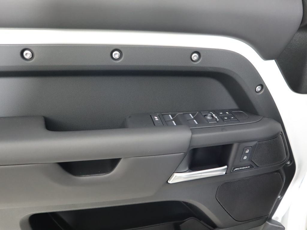 2025 Land Rover Defender 130 S photo 25