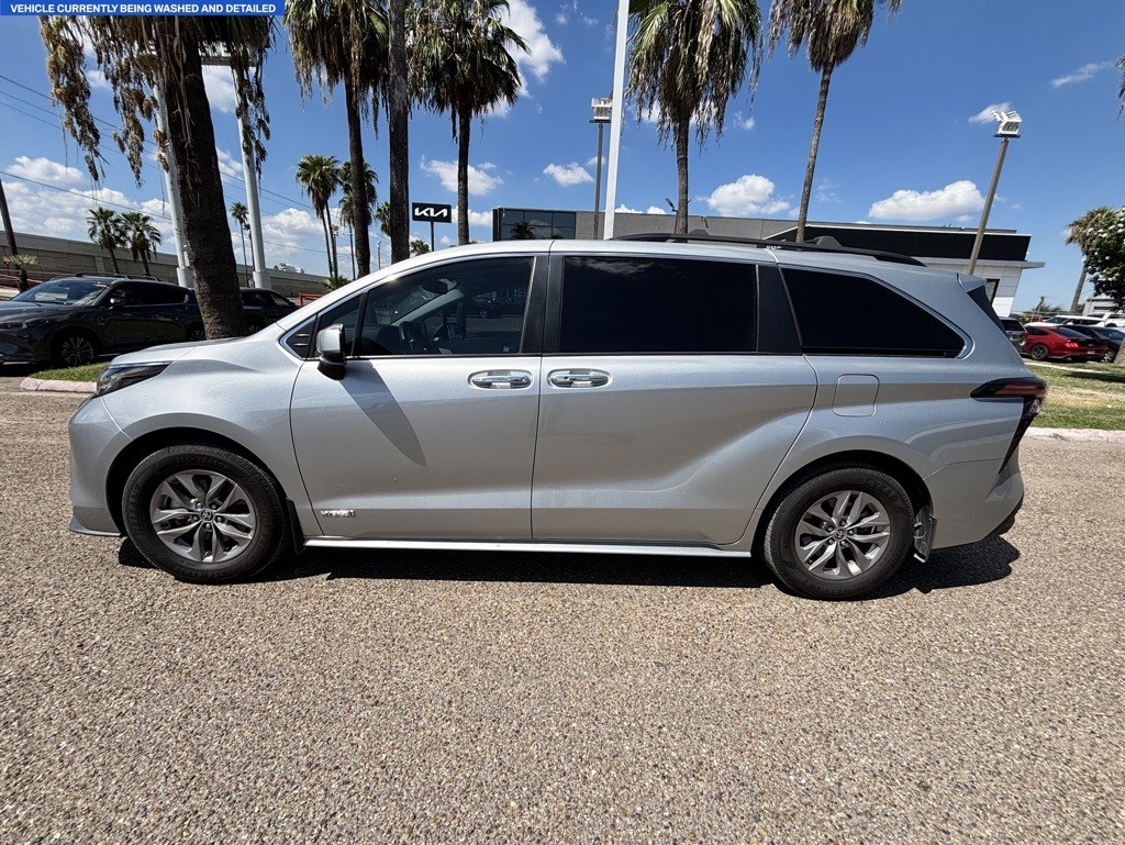 2021 Toyota Sienna XLE photo 3