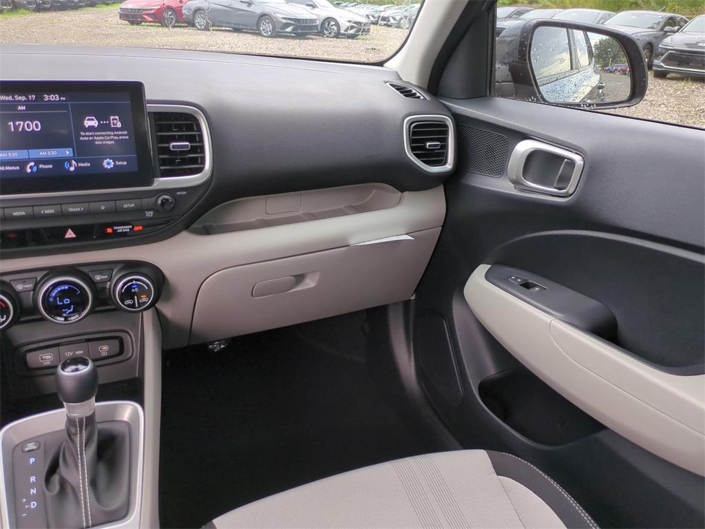 2025 Hyundai Venue SEL photo 12