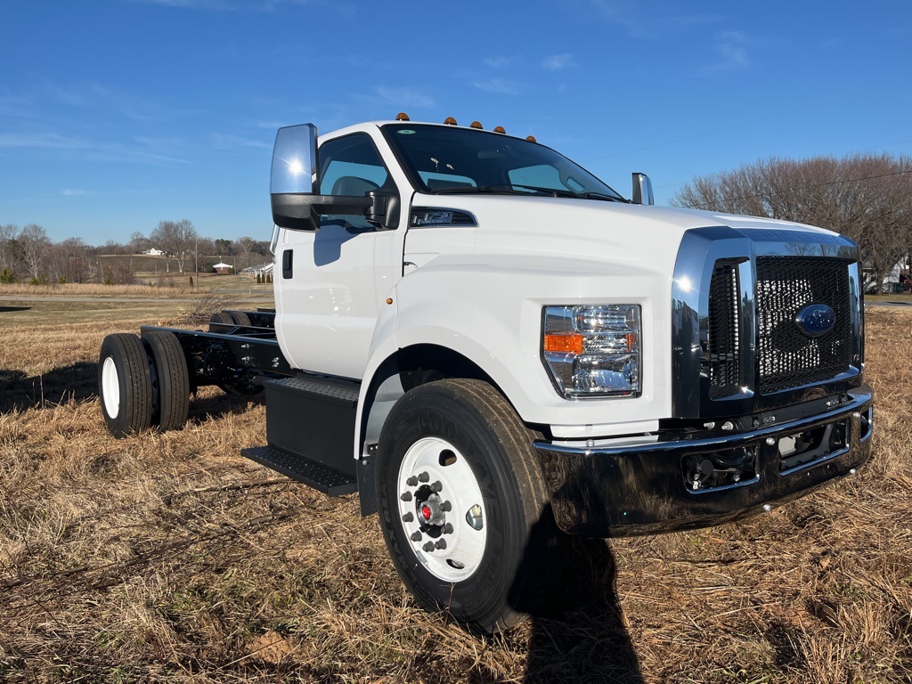2025 Ford F-750 photo 3