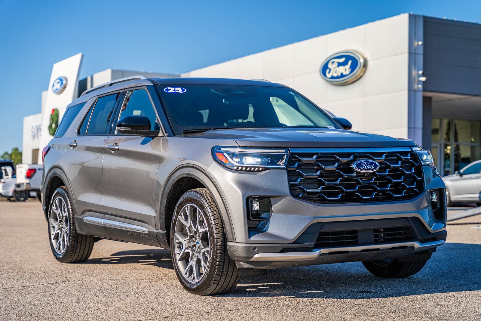 2025 Ford Explorer Platinum's photo