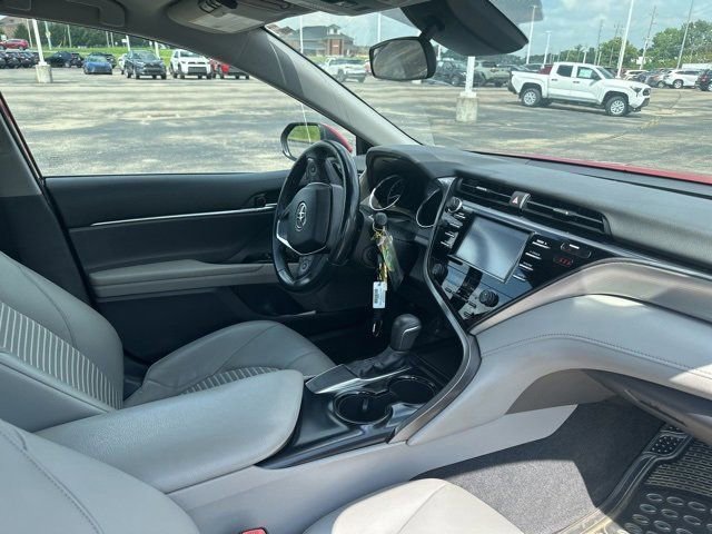 2019 Toyota Camry SE photo 4