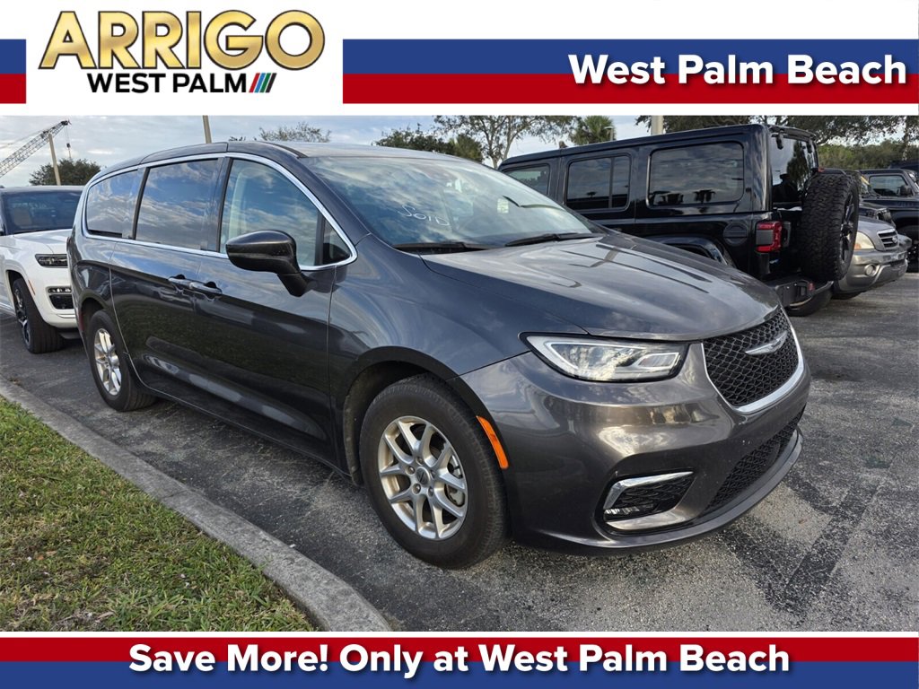 2023 Chrysler Pacifica Touring L's photo