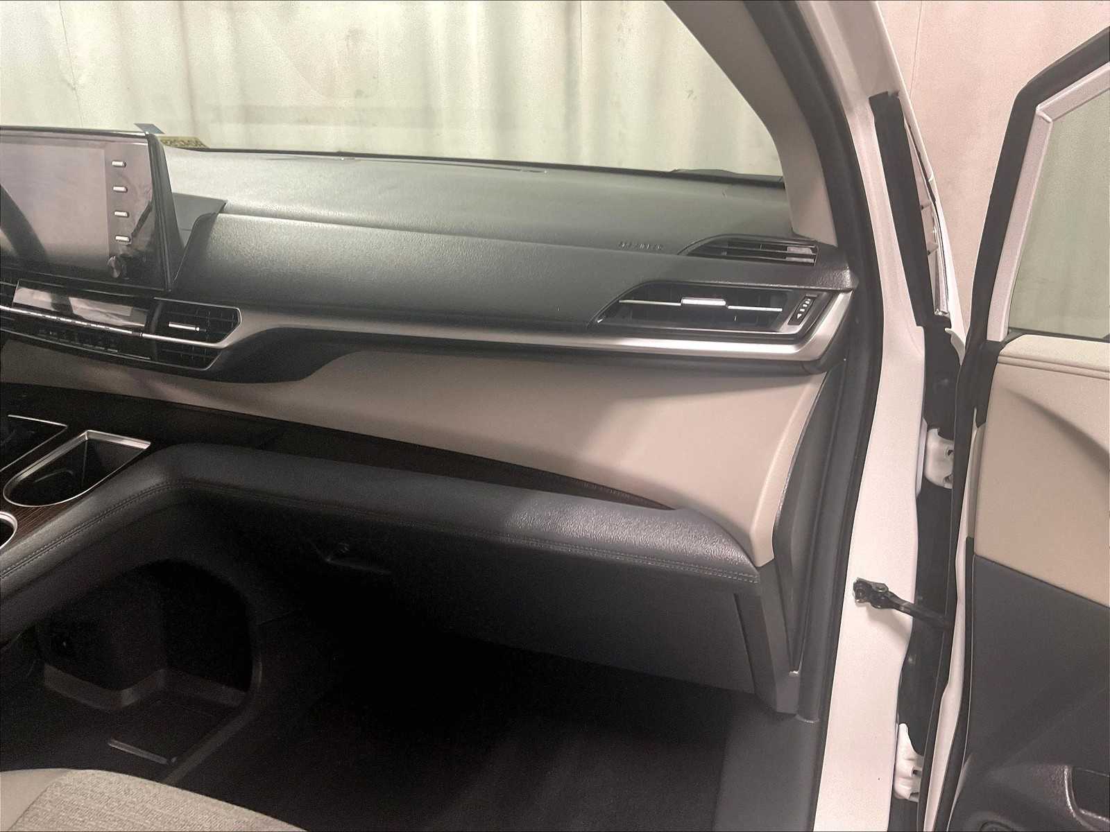 2024 Toyota Sienna LE photo 13
