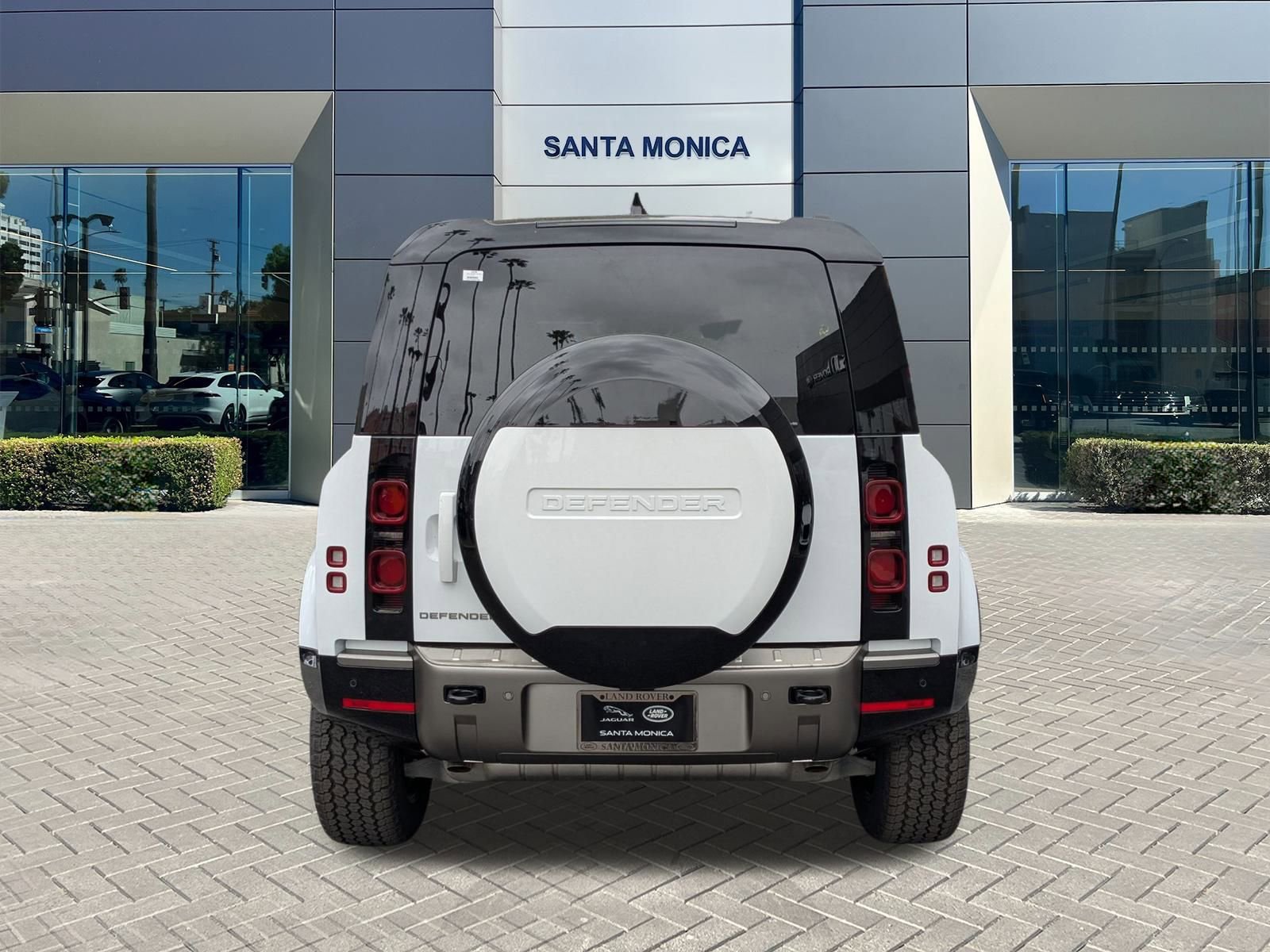 2025 Land Rover Defender 110 X-Dynamic SE photo 8