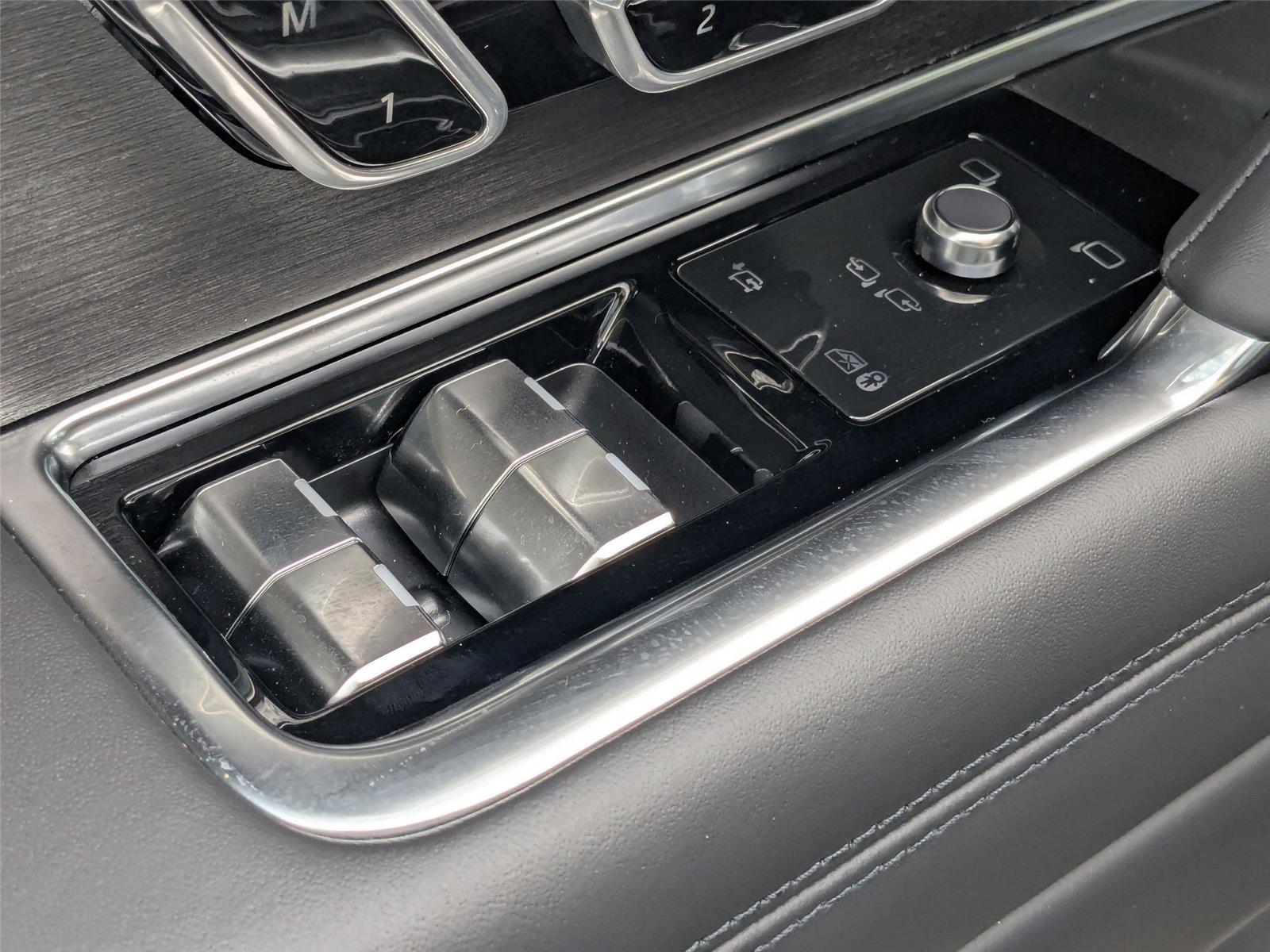 2025 Land Rover Range Rover SE photo 11
