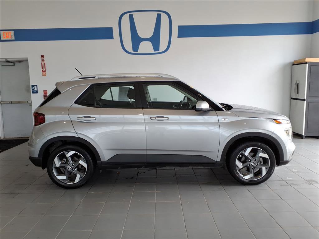 2024 Hyundai Venue SEL photo 3