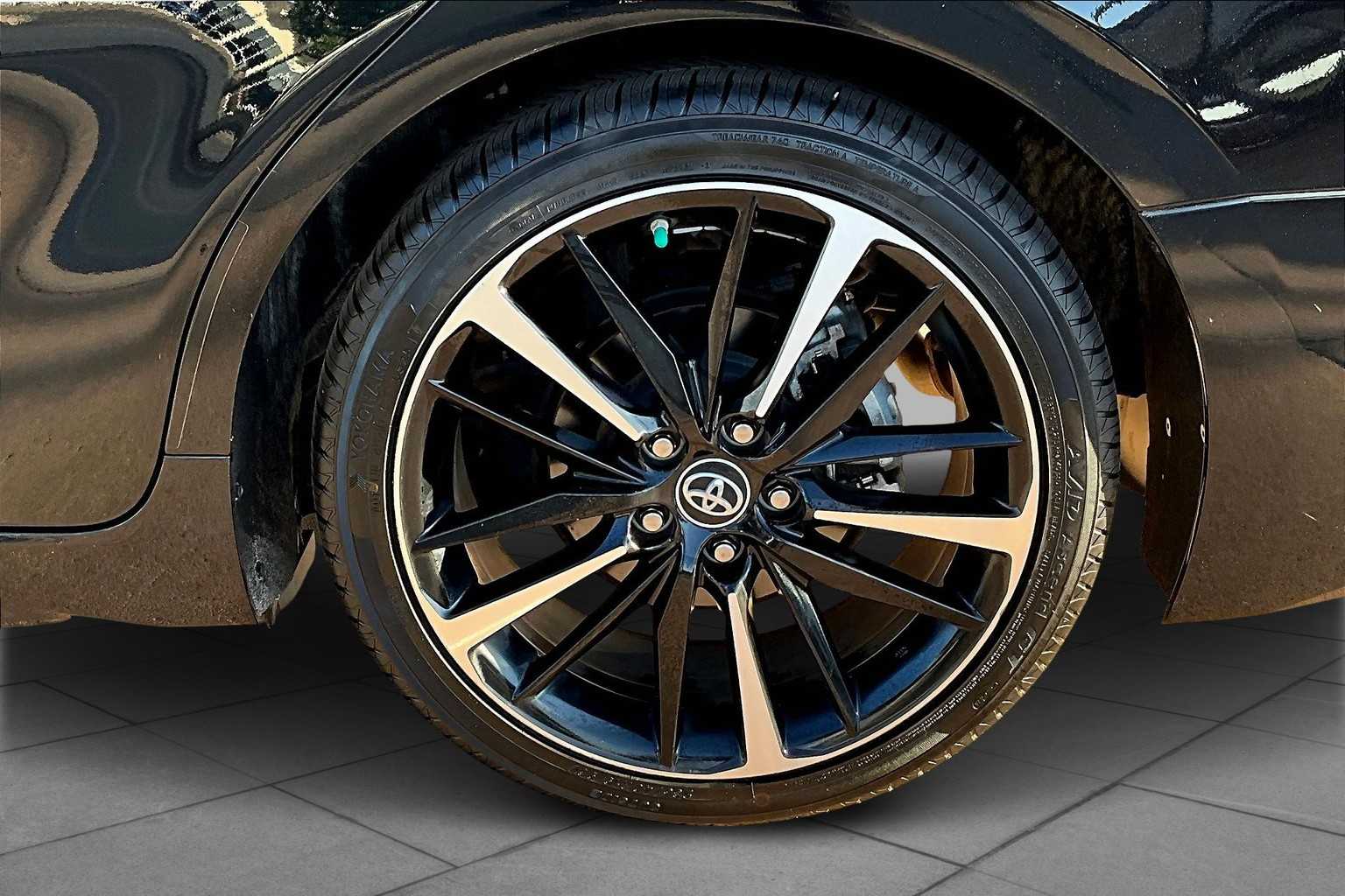 2019 Toyota Camry XLE V6 photo 9