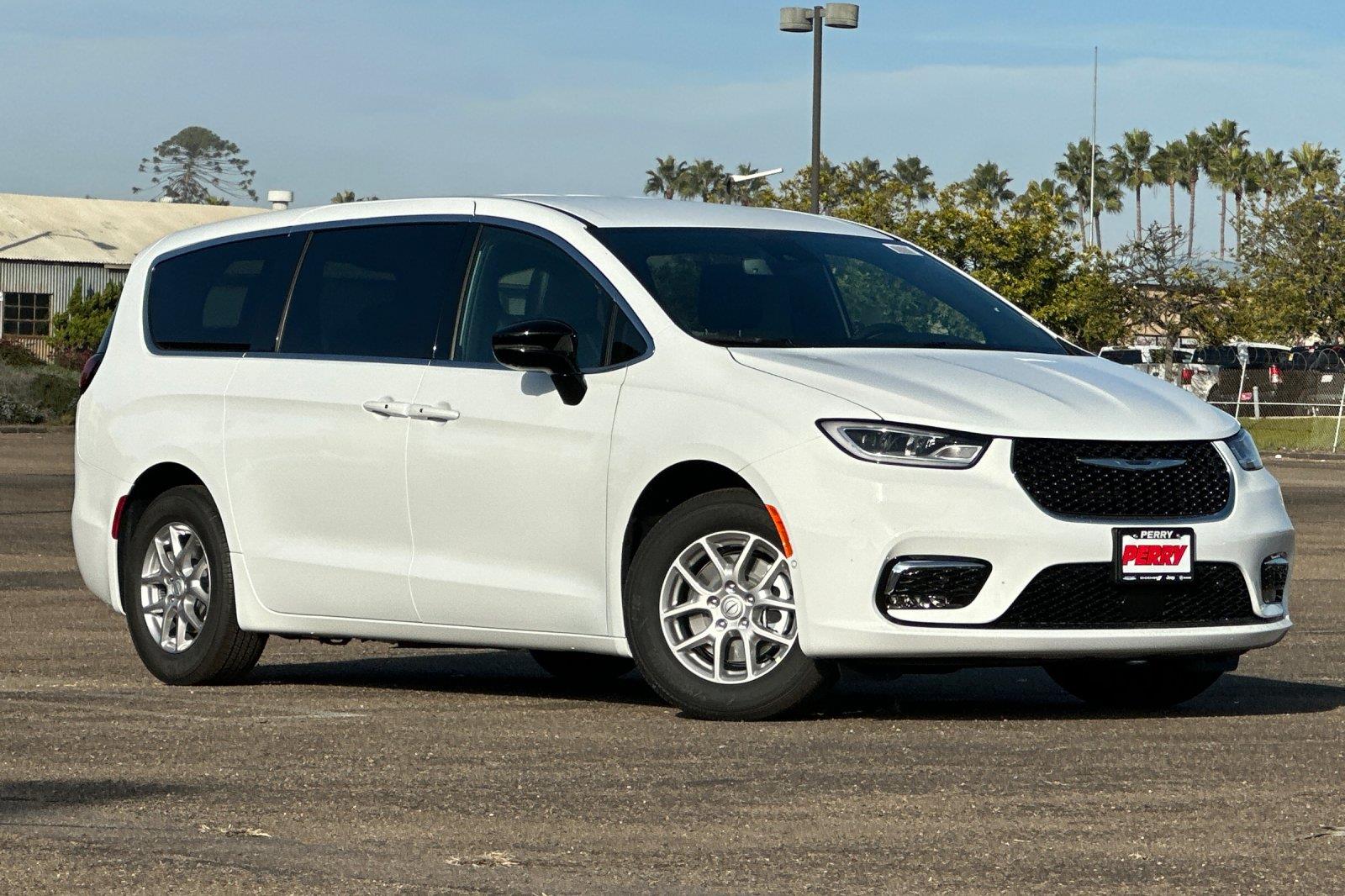 2026 Chrysler Pacifica Select's photo