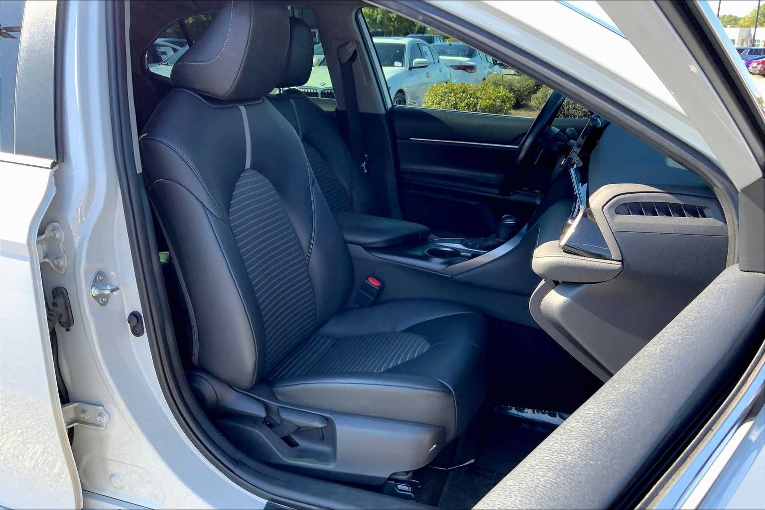 2022 Toyota Camry SE photo 8