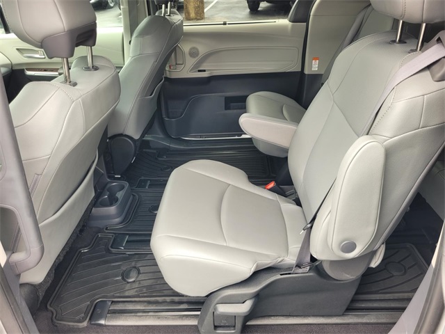 2024 Toyota Sienna XLE photo 27
