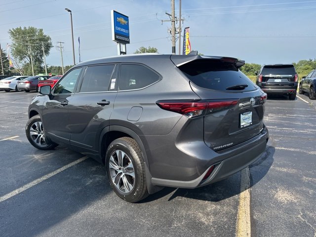 2022 Toyota Highlander XLE photo 2