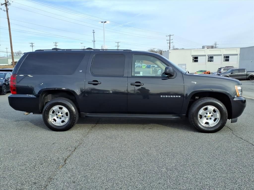 2011 Chevrolet Suburban 1500 LT photo 3