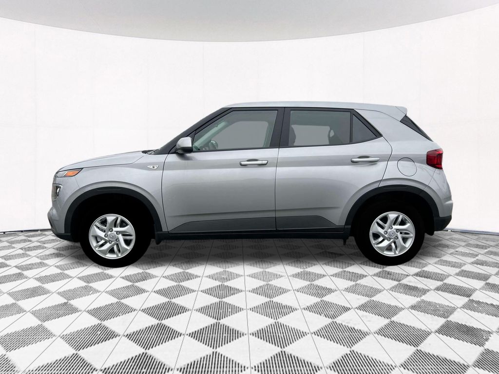 2025 Hyundai Venue SE photo 2
