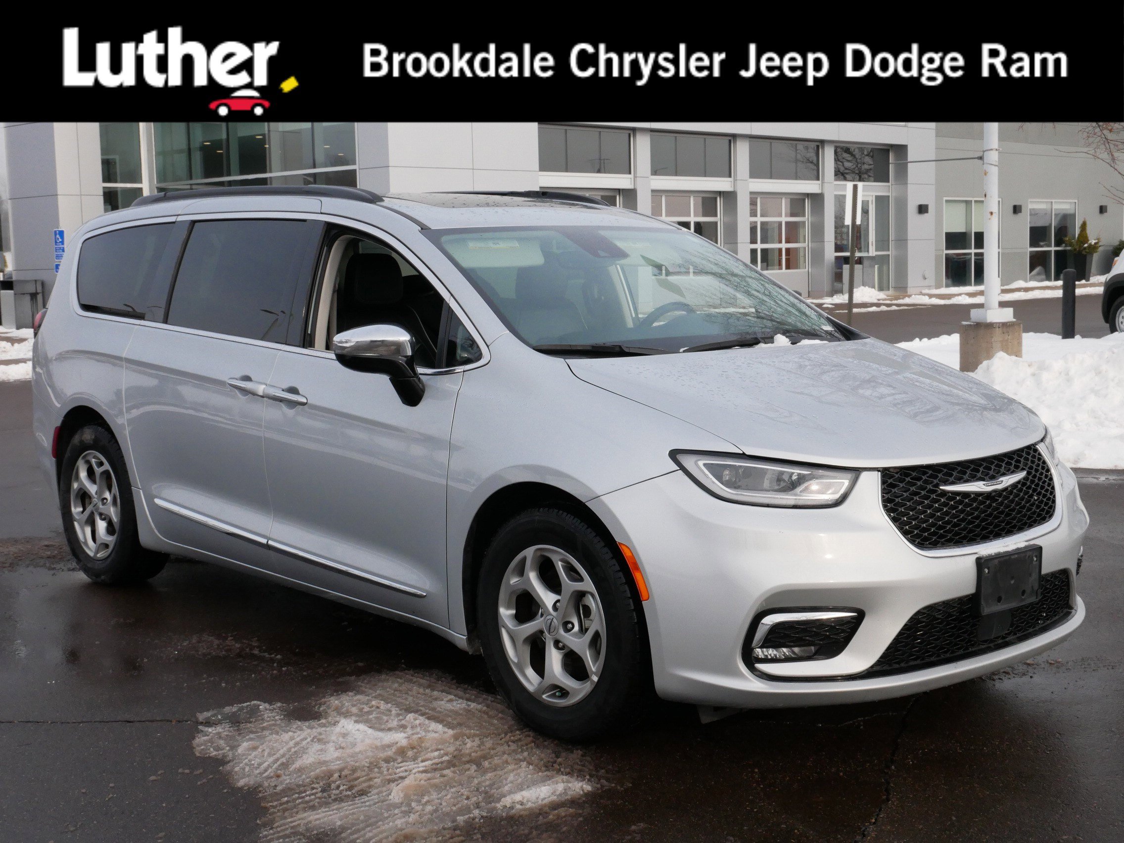 2023 Chrysler Pacifica Limited's photo