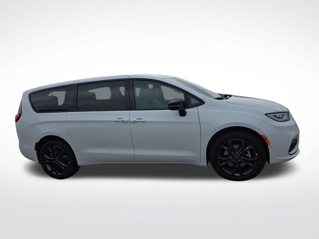 2026 Chrysler Pacifica photo 2