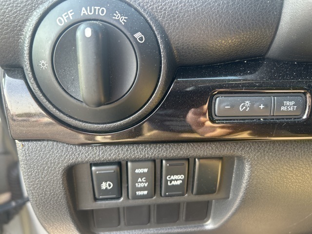 2017 Nissan Titan SV Crew Cab photo 12