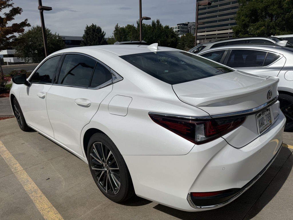 2023 Lexus ES 300h photo 4