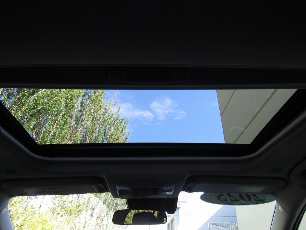 2025 Toyota RAV4 Hybrid XLE Premium photo 24