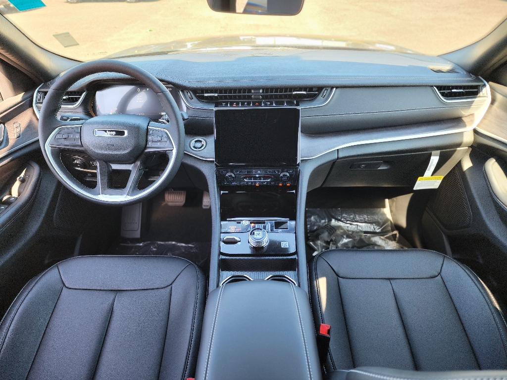 2025 Jeep Grand Cherokee Limited photo 2