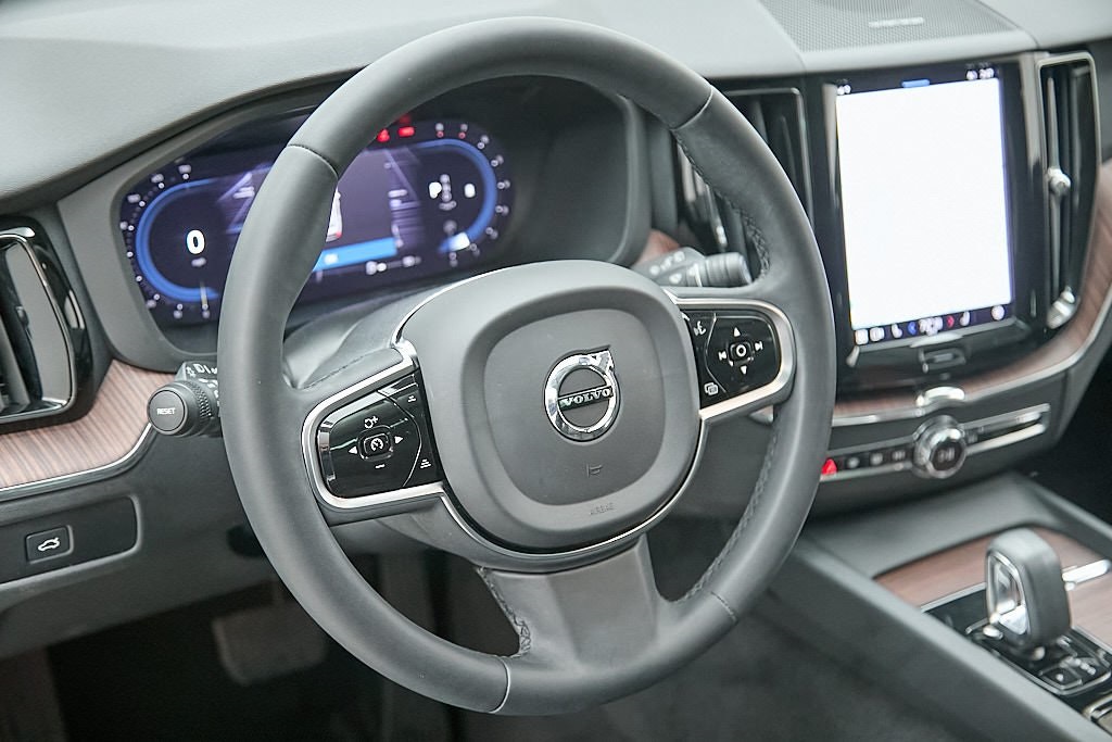 2023 VOLVO XC60 - Image 12