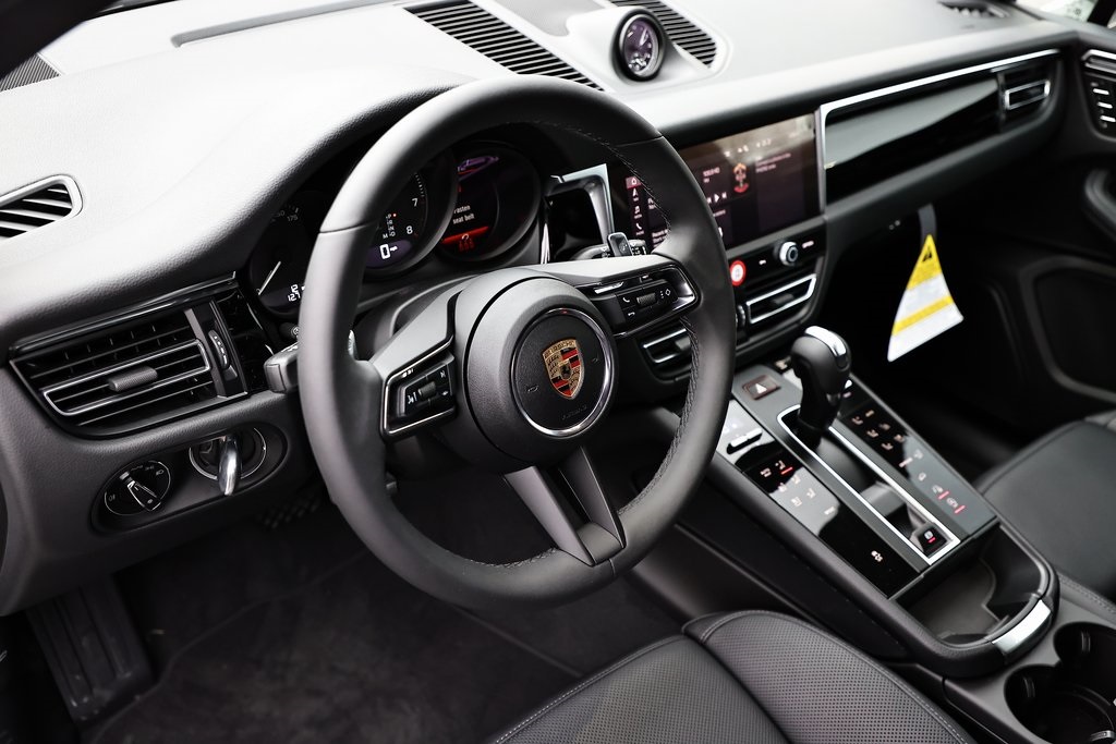 2025 Porsche Macan T photo 4