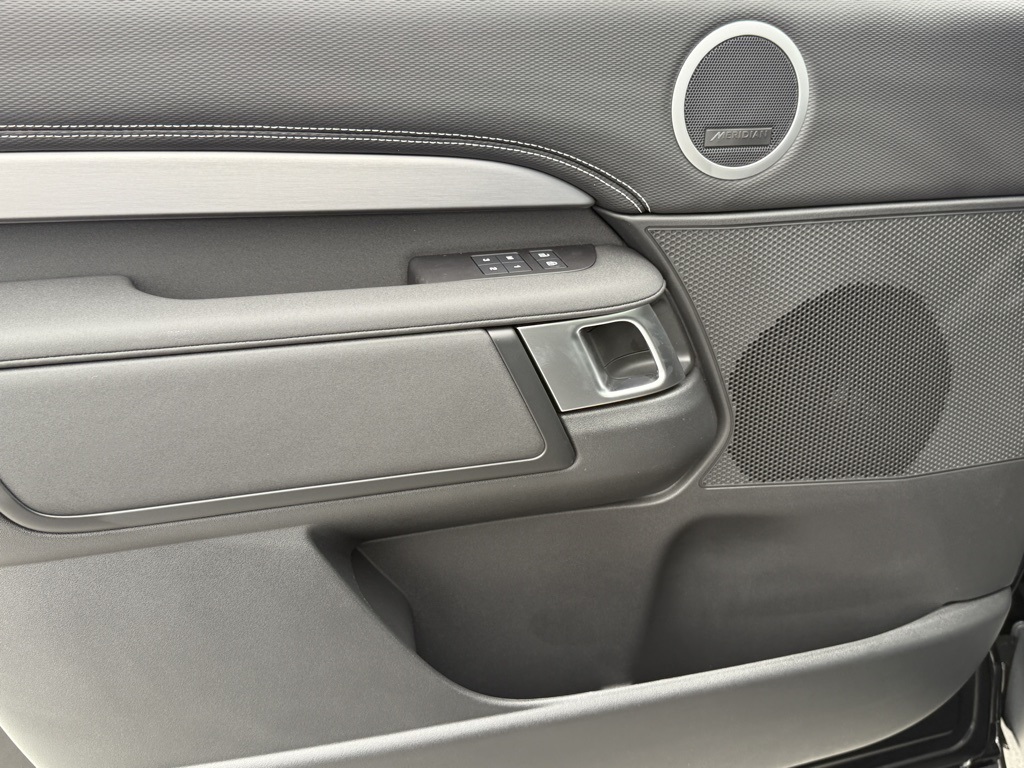 2025 Land Rover Discovery SE photo 8