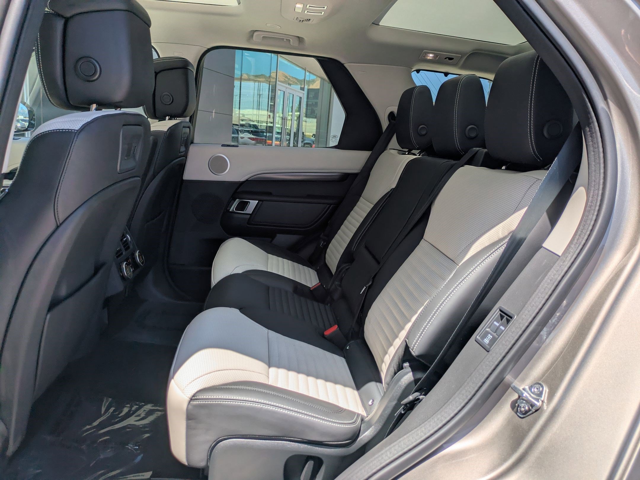 2025 Land Rover Discovery Metropolitan Edition photo 14