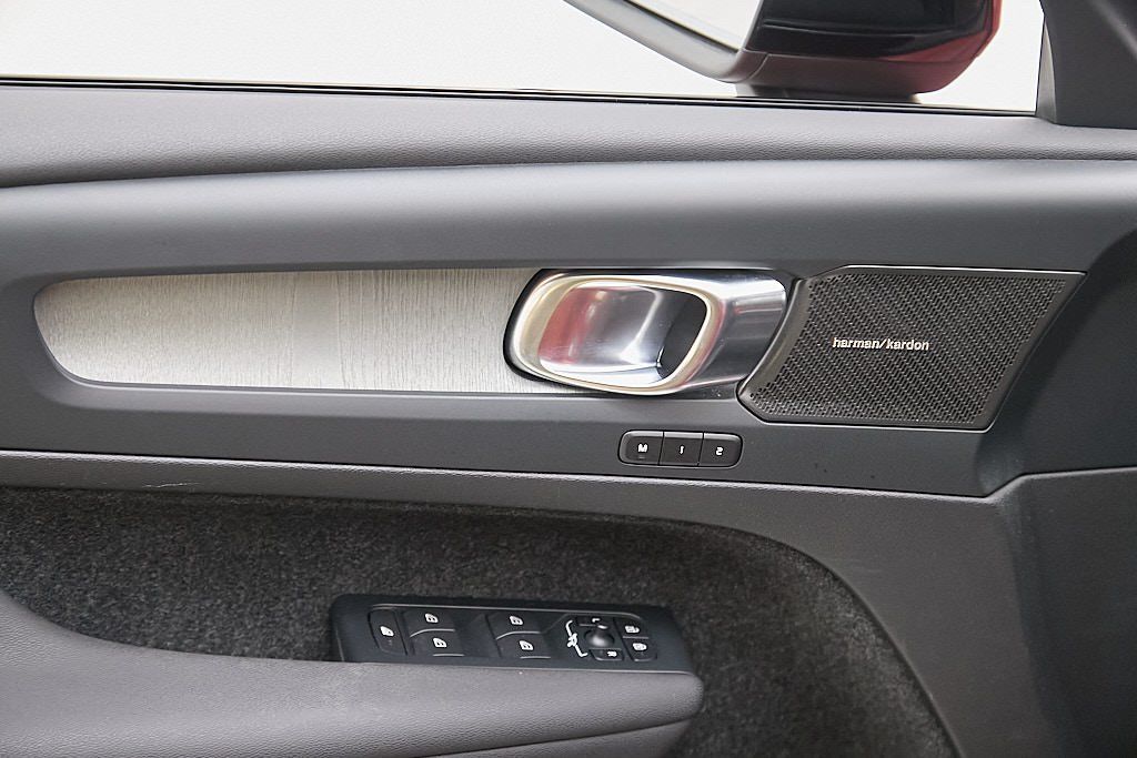 2023 VOLVO XC40 - Image 10