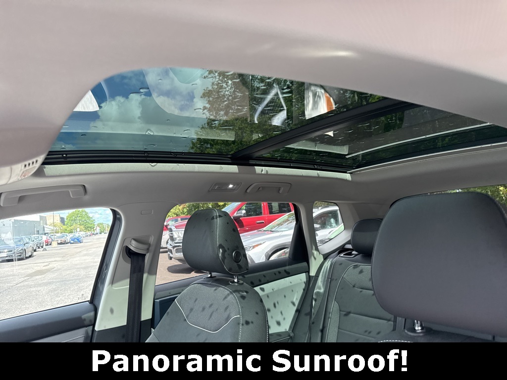 2024 Volkswagen Taos SE photo 3