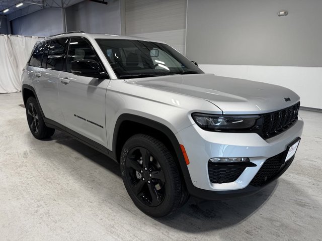 2025 Jeep Grand Cherokee Limited photo 3