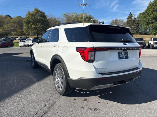 2025 Ford Explorer photo 2