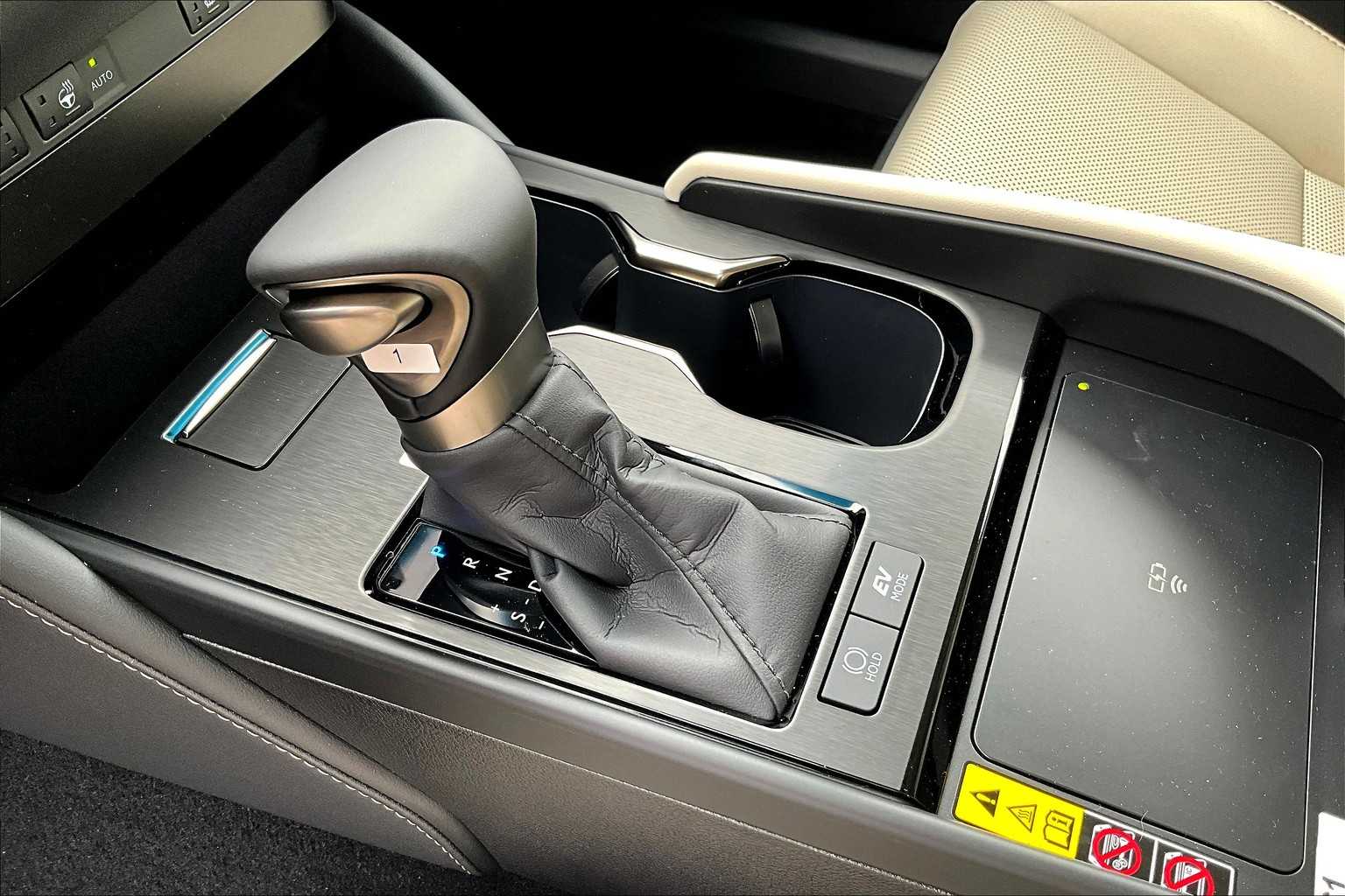 2025 Lexus ES 300h photo 11